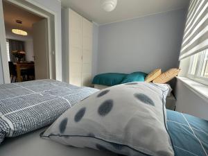 um quarto com uma cama com uma almofada e uma janela em PHEBUS em Berck-sur-Mer