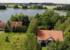 Casa con vistas al río y a los árboles en Mazurskie Siedlisko Langen, en Mrągowo