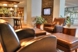 Un lugar para sentarse en Courtyard by Marriott Pigeon Forge