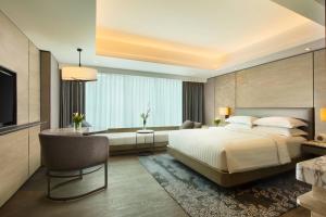 Ένα ή περισσότερα κρεβάτια σε δωμάτιο στο Yogyakarta Marriott Hotel