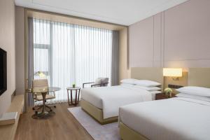 Courtyard By Marriott Xi'an North tesisinde bir odada yatak veya yataklar