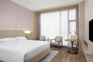 Courtyard By Marriott Xi'an North tesisinde bir odada yatak veya yataklar