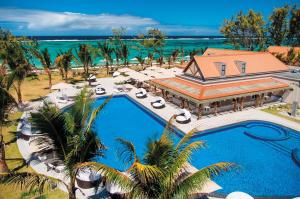 La pileta dentro o cerca de Crystals Beach Resort Belle Mare, a member of Radisson Individuals