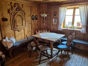 een eetkamer met een tafel en stoelen bij Park Hotel Bellevue in Dobbiaco