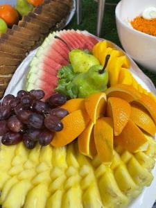 un plato de fruta en una mesa en Hôtel Freesia, en Yaoundé