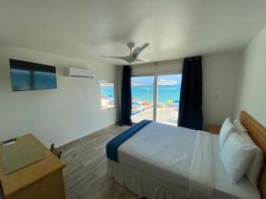 Giường trong phòng chung tại Seaview Beach Hotel