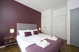 una camera da letto con un grande letto con asciugamani di Destiny Scotland -The Malt House Apartments a Edimburgo