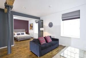 un soggiorno con divano e letto di Destiny Scotland -The Malt House Apartments a Edimburgo