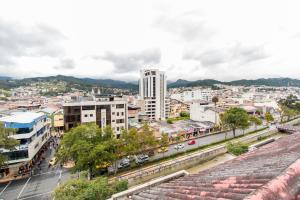 Grand Hotel Loja في لوخا: اطلاله على مدينه بها مباني وشارع