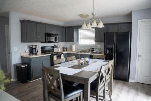 Una cocina o kitchenette en Spacious home across from Louisville in New Albany