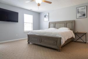 Una cama o camas en una habitación de Spacious home across from Louisville in New Albany