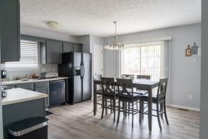 Una cocina o kitchenette en Spacious home across from Louisville in New Albany