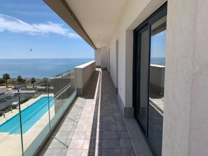 A piscina localizada em Penthouse with wide terrace next to the ocean ou nos arredores