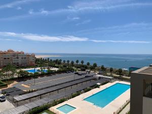 A piscina localizada em Penthouse with wide terrace next to the ocean ou nos arredores