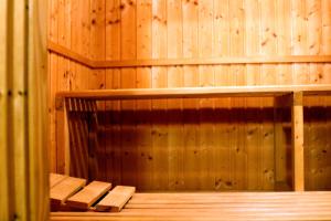 sauna z drewnianymi ścianami i drewnianą ławką w obiekcie Villa Anzio w Mariańskich Łaźniach