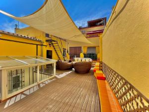 un balcone di una casa con terrazza in legno di House -Rooftop&Jacuzzi -StayInSeville a Siviglia