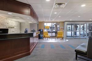 Лоби или рецепция в Days Inn by Wyndham Niagara Falls Near The Falls