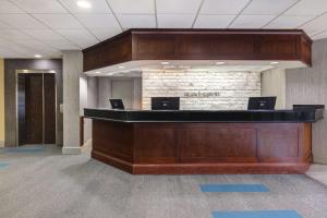 Лоби или рецепция в Days Inn by Wyndham Niagara Falls Near The Falls