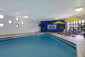 Басейн в или близо до Days Inn by Wyndham Niagara Falls Near The Falls