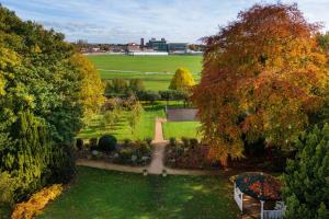 uma vista aérea de um jardim num parque em Delta Hotels by Marriott York em York