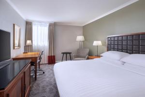 una camera d'albergo con letto e scrivania di Delta Hotels by Marriott Edinburgh a Edimburgo