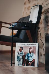 una mesa con un piano negro y una foto en el suelo en Les Cabottes, en Change