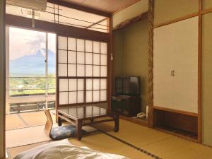 um quarto com vista para um quarto com uma janela em Shoji Mount Hotel em Fujikawaguchiko