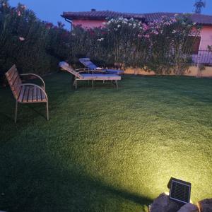 een gazon met twee stoelen en een laptop erop bij B&B Da Laura San Teodoro in San Teodoro