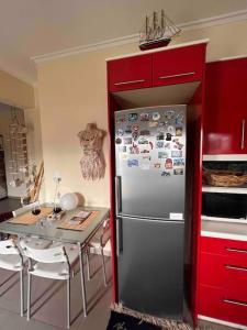 Dapur atau dapur kecil di Beautiful and comfortable apartment by the sea