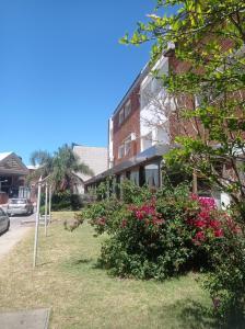 Taman di luar Hotel Gaudí