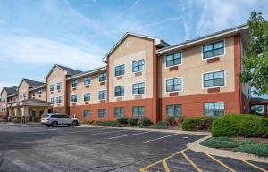 um edifício com um carro estacionado num parque de estacionamento em Extended Stay America Suites - Indianapolis - Airport em Indianápolis