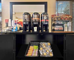 uma prateleira com bebidas e comida em Extended Stay America Suites - Indianapolis - Airport em Indianápolis