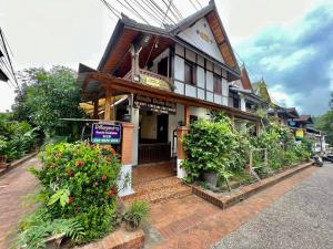 um edifício com plantas à sua frente em Nocknoy Lanexang Guest House em Luang Prabang