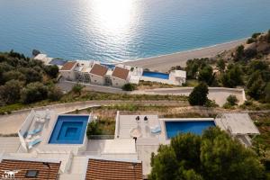 een luchtzicht op een huis naast de oceaan bij Okeanos Luxury Villas - Resort in Athanion