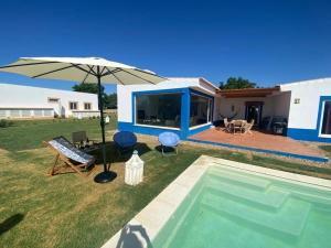 Villa con piscina y sombrilla en Casa Bendi, en Cuba