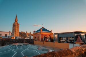 vista su un edificio con piscina sul tetto di Palacio Pinello a Siviglia