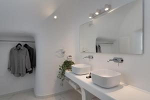 un bagno bianco con due lavandini e uno specchio di White Concept Caves - Adults Only a Firà