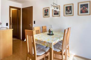 uma sala de jantar com mesa e cadeiras e uma cozinha em Waldesruh em Titisee-Neustadt