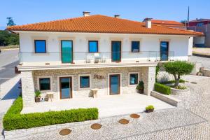 uma grande casa branca com um telhado vermelho em Rito Hall da Serra em Leiria