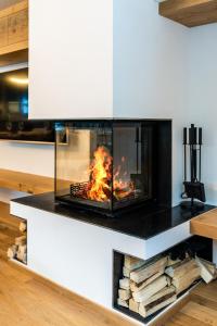 chimenea en la sala de estar con chimenea en Riverside 2nd Floor South, en Saas-Fee