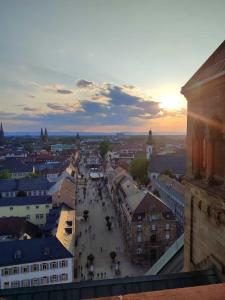 - une vue sur la ville au coucher du soleil depuis un bâtiment dans l'établissement Carpe diem, à Speyer