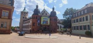 un grand bâtiment en briques avec deux tours dans une rue dans l'établissement Carpe diem, à Speyer