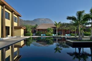 ein Haus mit einem Pool vor einem Haus in der Unterkunft Mulberry Shades Bengaluru Nandi Hills - a Tribute Portfolio Resort in Bangalore