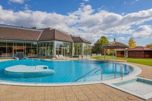 Kolam renang di atau di dekat Greenfield Hotel Golf & Spa