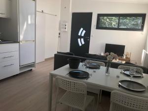 una cucina e un soggiorno con tavolo e sedie di Appartement paisible proche centre ville a Bron