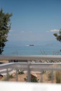 - une vue sur l'océan depuis une fenêtre de voiture dans l'établissement Agistri Beach, à Skala