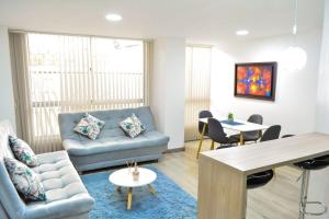 sala de estar con sofá y mesa en Apartamentos cómodos en Milan zona G, en Manizales