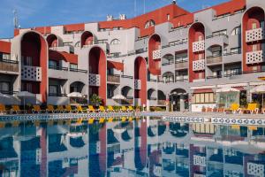 Piscina de la sau aproape de Muthu Oura Praia Hotel