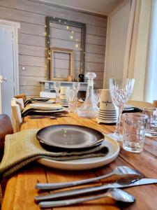 une table en bois avec une plaque au-dessus dans l'établissement LES REMPARTS DU JERZUAL, à Dinan