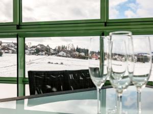 drie wijnglazen zittend op een tafel voor een raam bij Apartment Flieder - F 96 by Interhome in Dittishausen